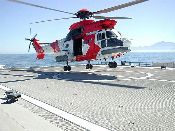  Un helicóptero Atlas Oryx hace contacto en la plataforma de un navío Swift HSV-2 de alta velocidad.